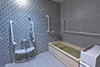 【個人用浴室】バスタブの位置や手すりを変えて、それぞれのかたに入浴しやさを環境を提供できます。