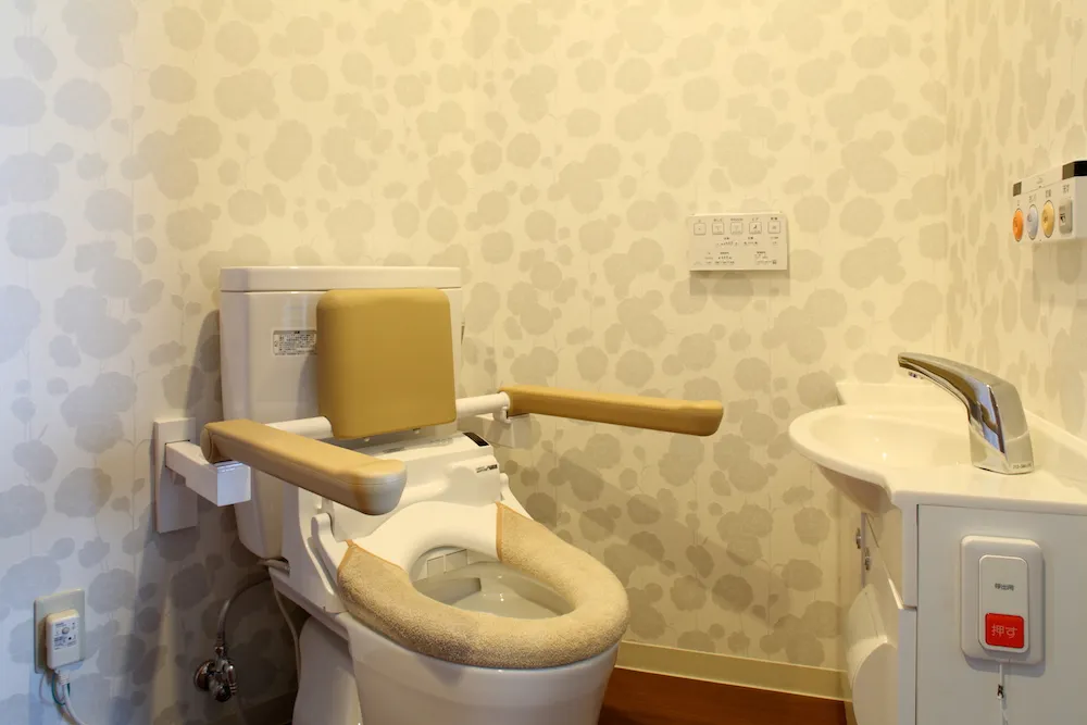 二方向からの介助や車椅子での利用を考慮したトイレ