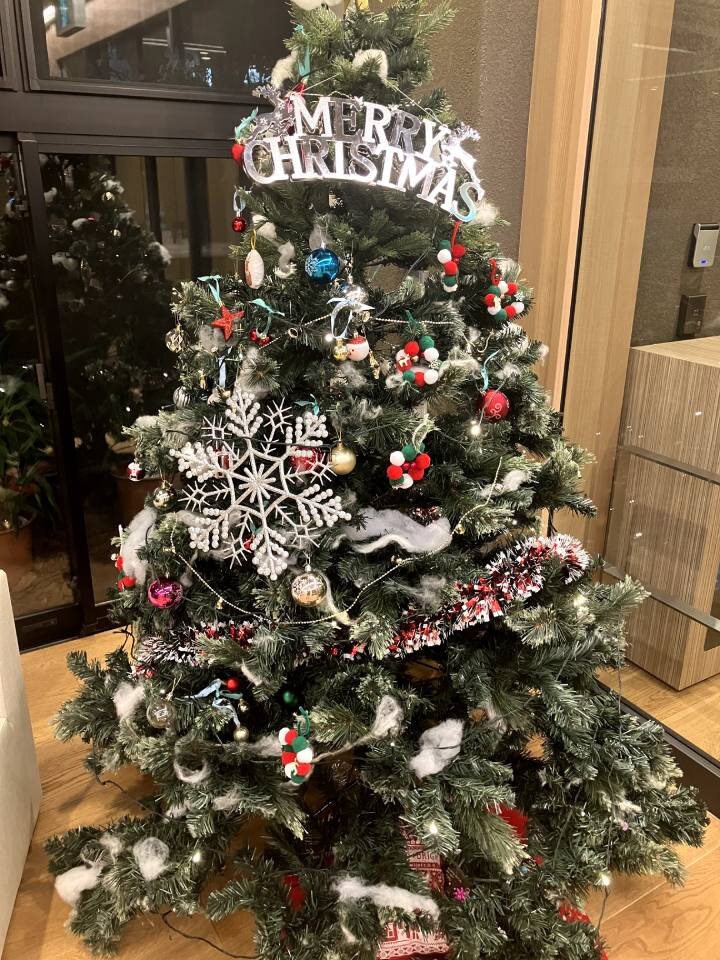 クリスマスツリーの飾りつけ